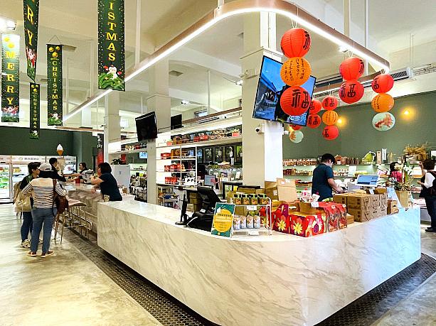 入口からいちばん奥にある商店。春なのに未だクリスマスの垂れ幕が(笑)。台湾らしくて微笑ましいです。もしかして季節関係なくディスプレイの一部として年中飾ってあるのかしら?!