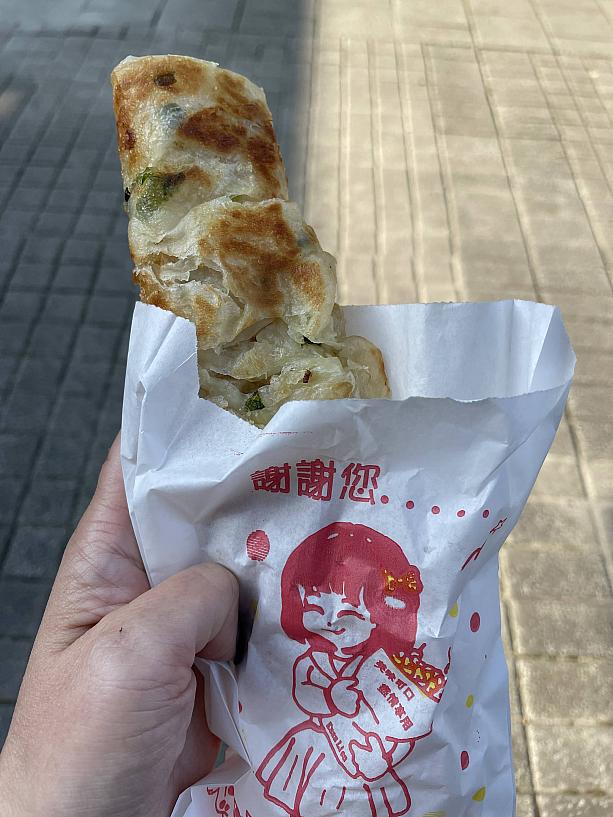 「蔥抓餅」はしっかりした厚みがあり、葱もぎっしりで食べ応えがありました。台湾宜蘭の「三星葱」の郷を満喫しに訪れてみてください！