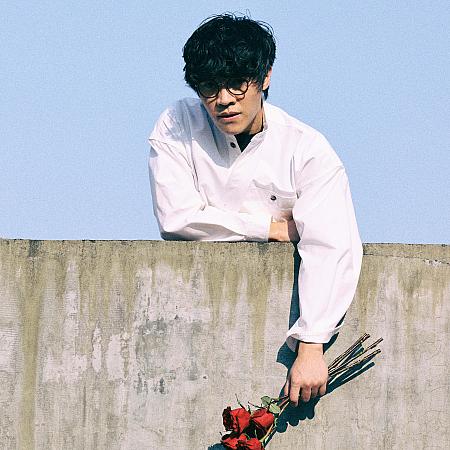 【台湾音楽】4/1、盧廣仲(クラウド・ルー)が新アルバムから『愚人節快樂』をデジタル先行配信！ 愚人節快樂 盧廣仲 クラウド・ルー ハッピーエイプリルフール エイプリルフール 台湾音楽 新曲 先行配信 新アルバム 陳卓チェン・ジョー