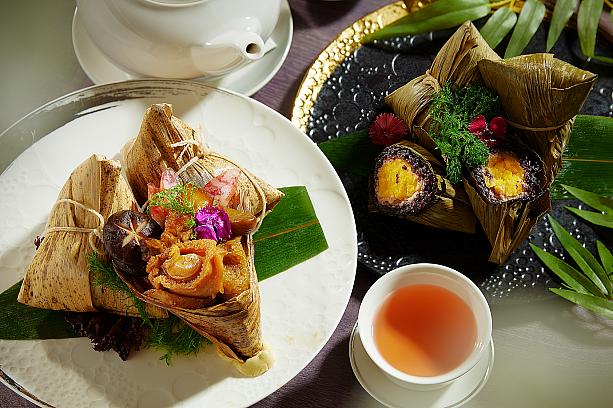 左：臘味鮑魚思鄉粽(アワビの特製ちまき)<br>右：紫米芋頭奶皇粽(紫米とタロイモのカスタードちまき)