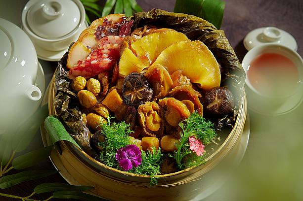 「帝王魚翅鮑魚粽(フカヒレ・アワビの豪華ちまき)」（約2kg）