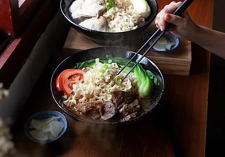 【台北グルメ】ベーグルで有名な「好丘Good Cho’s」で台湾のソウルフード的存在の「牛肉麺」が食べられる！ 好丘 GoodChos 牛肉麺 ソウルフード 台北グルメ ベーグル 眷村 トマト牛肉麺 チキンスープ麺 半筋半肉番茄牛肉麵 元盅雞湯麵眷村フード