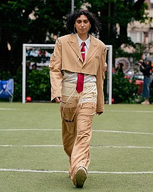 「CHOW des HOMME」の2025AWのテーマは「サッカー文化」で、萬華運動中心足球場(萬華運動センターサッカー場)でショーが執り行われました。日常のスタイルにさらっと取り入れやすいアイテムには、現代の混沌を映し出し「結束すれば、強固な防御ラインを築ける」というメッセージも込められています<br>画像提供：臺北時裝週 Taipei Fashion Week