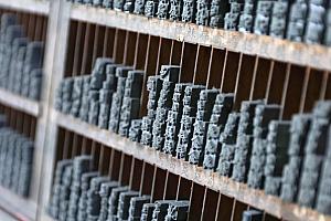 凸版書体の活字をモチーフにした取り外しのきくデザインが施された「豐文印刷」の看板。お店の中にはお宝物の活版印刷の機械が保存されています！