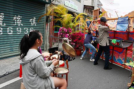 後ろで劇を支えています！