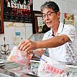 初代はビジネスの才があったといい、いち早くパッケージの機械化を取り入れたり、当時人気であった周辺の映画館でCMを流したりして知名度を高めていったとか。そうして開業以来地元の人の喉を潤し続け、今ではGoogleマップで★4つ以上という高評価。観光客も訪れる人気店なんですよ！