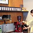 台湾南部の屏東・潮州にある「CHAO CAFE 啡藏潮咖啡」もそんなカフェ。地元の小規模農家とタッグを組んで、屏東産のマンゴー・ピーナッツ・白ゴマ・アワといった食材をコーヒーとブレンド、南国風味あふれるドリンクやスイーツにして提供しています。