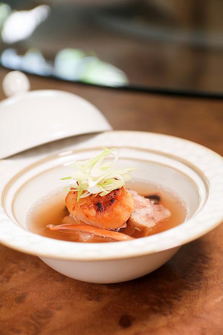 <b>富貴有餘</b><br>宴会料理「酒家菜」の鉄板、スルメイカとホラ貝とニンニクのスープをアレンジしたのがこれ。定番食材にホタテをプラスして、海鮮の旨味が幾重にも重なる奥ゆき深い味わいに。