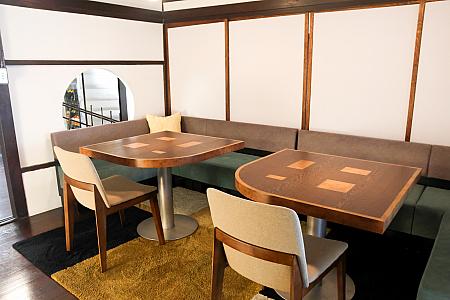旧邸宅は切妻屋根の木造建築で、内部は客人をもてなす「洋風」とプライベート空間の「和風」に分けられていた空間を活かしてリノベーションしています。