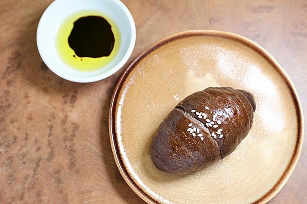 <b>前程似錦</b><br>台南官田産のひしの実(菱角)を練り込んだパンを苦茶油＆ビネガーにつけながらいただきます。ひしの実(菱角)については↓をご覧ください。