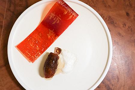 そんなレトロな「輝室 pān-toh」でいただけるのは、台湾の2つの伝統宴会料理「酒家菜(ジョウジャーツァイ)」と「辦桌(バンドー)」にモダンさを取り入れたコース料理の数々。お洒落にお酒を楽しみながら台湾料理がいただける台湾ビストロといった趣です。