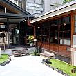 日本統治時代に建てられた和洋折衷の平屋がそれ。3年半もの月日をかけてレストランにリノベーションしました。庭だった場所が入口に、向かって右手の元邸宅がホールスペースに、左手が新設した厨房とカウンターバーになっています。