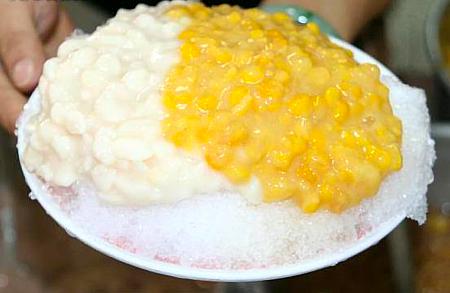 コーンやピーナッツがのった伝統かき氷が有名