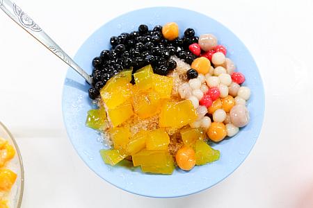 コーンやピーナッツがのった伝統かき氷が有名