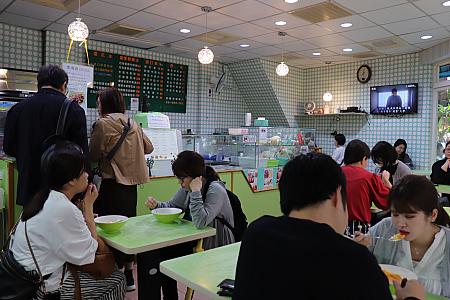 ちなみに2025年も例年と同じルールです。まずは列に並び、空席ができたらお店のスタッフが呼んでくれるので、注文をしてお金を払ったら、呼び出しベルをもらって、空いている席に座ってその時を待ちます。