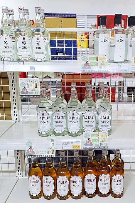 ウォッカやラム、ジンなど……名探偵コナンの黒の組織の名前を思わせるアルコールが並んで、ちょっと興奮しちゃいました～！