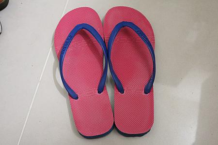 格安～中級ホテルではスリッパがないことも。スリッパはビーサンを用意しておくと室内・室外共に使えて便利ですよ！