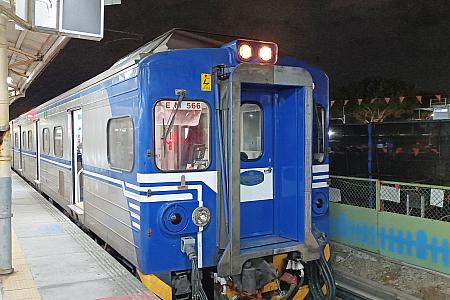 台鉄「沙崙」駅のホームと台鉄の電車