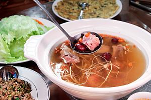 山の幸ということで野菜がふんだんに食卓に並びます。台湾原住民たちが愛用するスパイス「刺葱」を使った料理も多数あり！