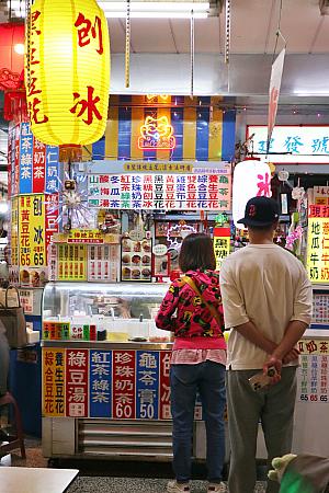 そして、場外(士林市場の周辺)には活気あふれる巨大な夜市が広がります。むしろナビは士林夜市の魅力は場外にあると思っています。併せてチェックしてみてくださいね。
