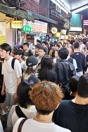 そして、場外(士林市場の周辺)には活気あふれる巨大な夜市が広がります。むしろナビは士林夜市の魅力は場外にあると思っています。併せてチェックしてみてくださいね。