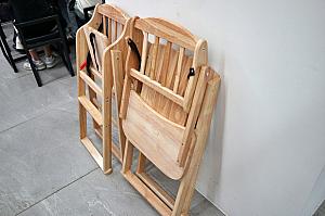 屋台(と呼んでいい？)はすべて室内の壁際に追いやられ、テーブルは中央に。かつては店のオバチャンが自分ン家のテーブルに客寄せしてたけど、それはなし。どの店で食べようが、空いている席に座ればOKです！食にありつく前に、席取り合戦から始めなければいけないけど、案外回転率は高いです。サクッと食べられる屋台料理が多いせい？？