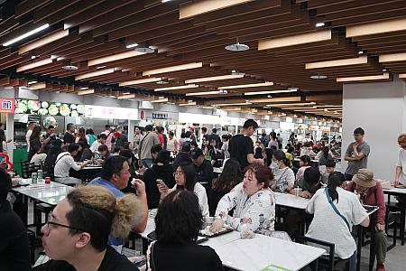 写真を見ておわかりかと思いますが、変身した美食街は屋台というより、夜市というより、どう見てもフードコート……。リニューアル前も夜市感や屋台感は少なめでしたが、一層薄れました……。