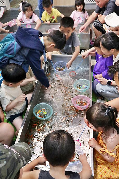 1階は以前と変わらず、エビ釣りやゲーム屋台、お土産屋さんが並びます。ぶらぶら歩いていると日本語で呼び止められることも。
