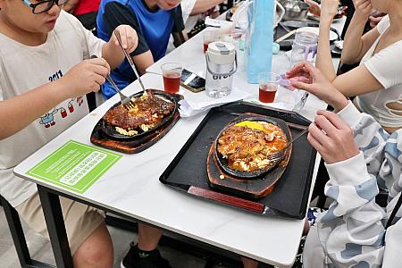 では、ナビもテーブルをキープしたところで、さっそく屋台(店)巡りをしてみましょう。