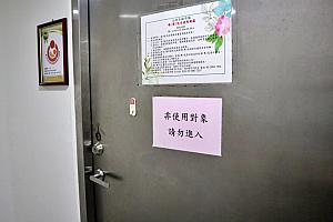 お手洗いは和洋式それなりの数が用意され(女子トイレ)、車椅子用の広めの個室もあります(館内はエレベーターもあり)。授乳室やおむつ替え用の個室(15～24時※それ以外はスタッフへ問い合わせ)も用意されていましたよ。