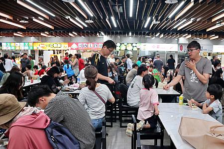写真を見ておわかりかと思いますが、変身した美食街は屋台というより、夜市というより、どう見てもフードコート……。リニューアル前も夜市感や屋台感は少なめでしたが、一層薄れました……。