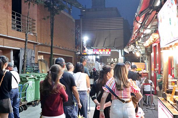 「士林市場」の地下フロアは「美食街」として知られ、数多くの屋台が立ち並ぶB級グルメの宝庫！かれこれ1年以上前から改修工事に入り、当初は2024年6月にはオープンという話でしたが一向に進まず……「もうこのままフェードアウトするのかな～？」なんて思っていたら、2025年4月25日突如戻ってきました！