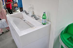 さて、食べ終わった食器はフロア内に数ヵ所設置されている棚(餐盤自助改收區)に戻しましょう。手洗い場があるのも、やっぱフードコートみたい。
