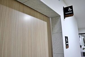 お手洗いは和洋式それなりの数が用意され(女子トイレ)、車椅子用の広めの個室もあります(館内はエレベーターもあり)。授乳室やおむつ替え用の個室(15～24時※それ以外はスタッフへ問い合わせ)も用意されていましたよ。
