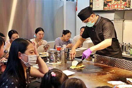 見覚えがある「日上鐵板燒」！以前から美食街で営業していますよね(以前とだいたい同じ位置にあり)。台湾式のカジュアル鉄板焼きのお店です。目の前で焼いてくれるのってなんだか気分が上がります♡