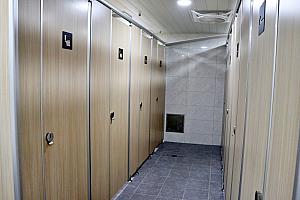 お手洗いは和洋式それなりの数が用意され(女子トイレ)、車椅子用の広めの個室もあります(館内はエレベーターもあり)。授乳室やおむつ替え用の個室(15～24時※それ以外はスタッフへ問い合わせ)も用意されていましたよ。