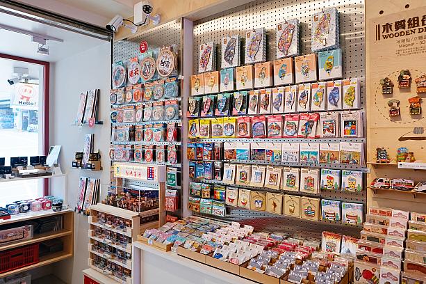 オーナーに話を聞いてみると、外国人旅行者に刺さりそうなラインナップを選べる理由がわかりました。オーナーは杭州出身の女性。ニューヨークでデザインを学んでいるときに、台湾人の男性と知り合い、結婚を機に九份へ移住されました。今では、お子さんを九份國小に通わせている、肝っ玉母ちゃん！台湾にかなり染まっていますが、海外ツーリストの気持ちもわかるというわけなのです。