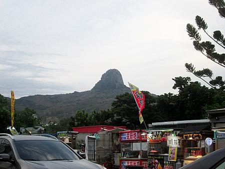 夕方の夜市。向こうには大尖山が見えます