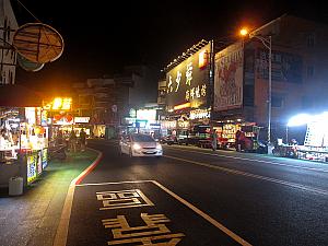 夜が更けても夜市はにぎやか