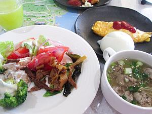 バイキングはこんな感じで楽しみました。右のボールが牛肉スープですよ～