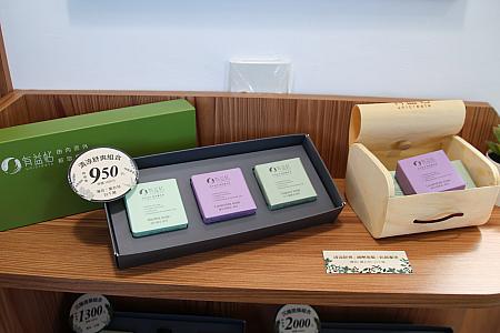 <b>「有益帖(Unicreate)」(本館2F)</b><br>地元・埔里で50年近く培った無農薬農法の漢方やハーブの経験をヘルシー茶やエッセンシャルオイルの石けんにして販売しています。台湾農業界の権威ある賞「神農獎(※)」を受賞しているから品質はお墨付き！