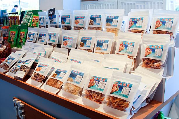 <b>「海慈味」(本館1F)</b><br>さきイカなどの乾物おつまみ系がずらり。試食もできますよ！