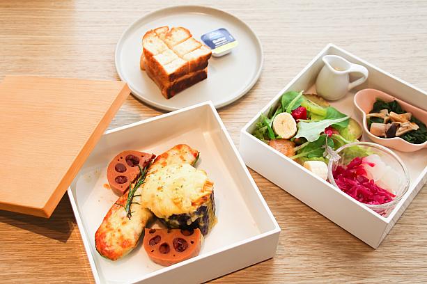 とりわけ、ここ日月町の「WIRED CAFE」はブランチメニューに特化しているのが特長です。おすすめは2段の重箱に入ったCombo Meal(套餐限定組合)「和洋重箱/和洋折衷重箱」580元。素敵でしょう！