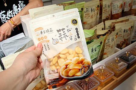 <b>「蒜你厲害」(本館2F)</b><br>ドライニンニクのほか、各種ドライフルーツ＆ベジタブルを販売しています。店員さんのおすすめは、もちろんニンニク！それとオクラだとか。カリカリで美味～♡スナックとして、おつまみとして大活躍しそうです。