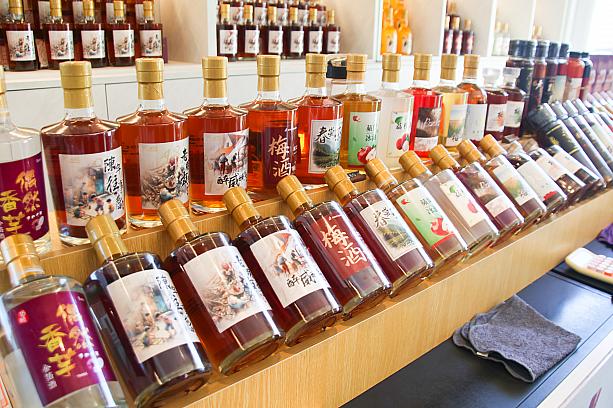 <b>「品芯梅酒」(本館1F)</b><br>南投県信義郷の特産品である梅を使った梅酒やビネガーが並びます。種類もたくさん！試飲もさせてくれるので、ドライバーでなければ、ぜひトライしてみて。