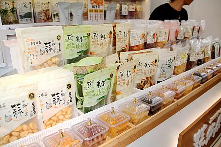 <b>「蒜你厲害」(本館2F)</b><br>ドライニンニクのほか、各種ドライフルーツ＆ベジタブルを販売しています。店員さんのおすすめは、もちろんニンニク！それとオクラだとか。カリカリで美味～♡スナックとして、おつまみとして大活躍しそうです。