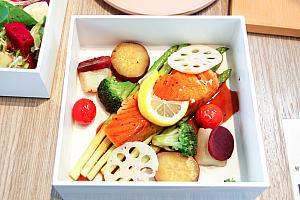 上段にフルーツと野菜いっぱいのサラダ、イタリアンマリネ、枝豆のスパニッシュオムレツの小鉢。下段はサーモンと五色野菜の和風グリルが。それに、米粉パンかデニッシュトーストとドリンク(7種から選択またはお好きなドリンクを50元引き)1杯もついてきます。ボリューム満点！ナビは米粉パンが特に気に入りました♡<br>※下段はサーモンといくらの親子おろしパスタバージョンもあり