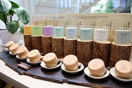 <b>「有益帖(Unicreate)」(本館2F)</b><br>地元・埔里で50年近く培った無農薬農法の漢方やハーブの経験をヘルシー茶やエッセンシャルオイルの石けんにして販売しています。台湾農業界の権威ある賞「神農獎(※)」を受賞しているから品質はお墨付き！