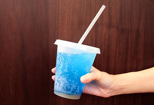 <b>ライチ味のソーダ「星空氣泡飲160元」</b>2階はDIY教室(要予約＋別途参加費用)とイタリアンジェラートのコーナー(入場券で50元割引あり)が。各種チョコレート味はもちろん、地元の名産であるパッションフルーツやレモン、日月潭アッサム紅茶、野生スパイス馬告などを使ったジェラートやドリンクが楽しめます。