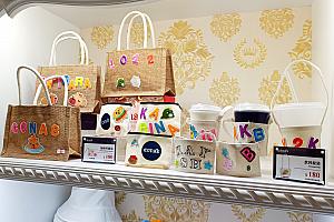 さらに「Cona's」オリジナルのアップリケをつけられるファッショングッズやおしゃれマスクまで！！チョコレートが溶けるのが心配な夏場にはこんなお土産もいいですね。